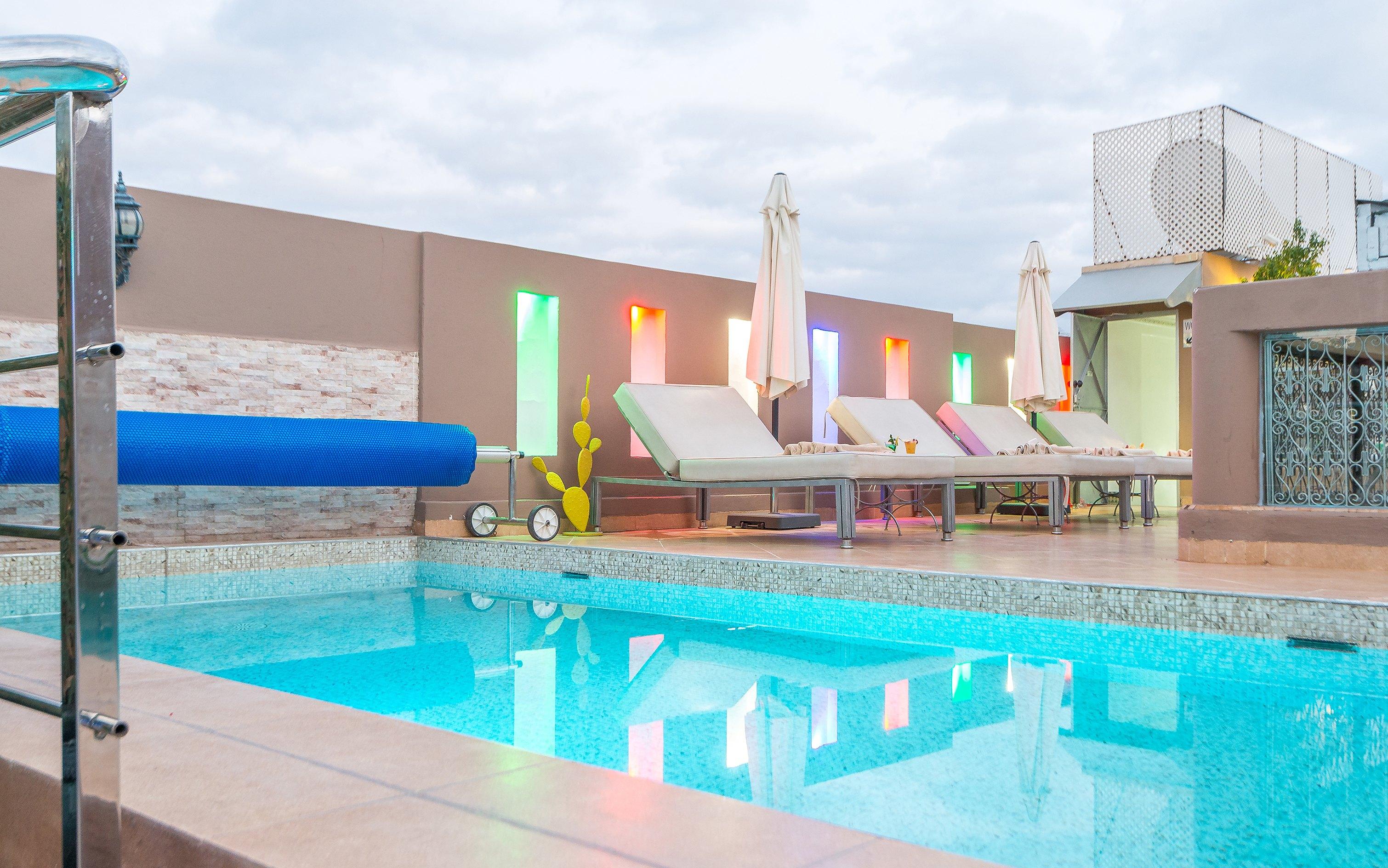 โฮเต็ล แอนด์ รย้าด อาร์ต เพลส มาราเกช Hotel มาร์ราเกช ภายนอก รูปภาพ Rooftop pool at the hotel