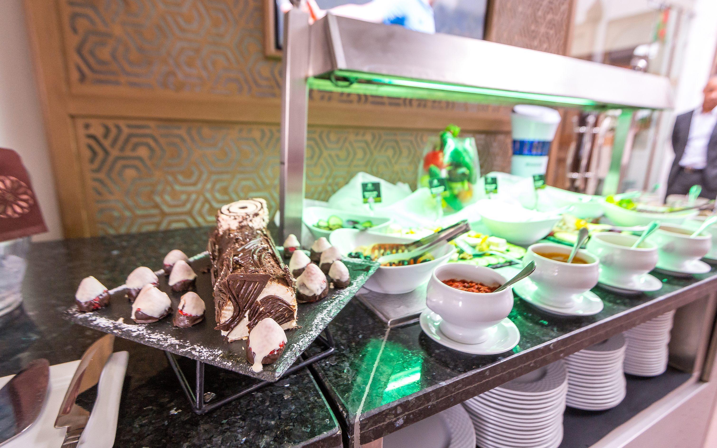 โฮเต็ล แอนด์ รย้าด อาร์ต เพลส มาราเกช Hotel มาร์ราเกช ภายนอก รูปภาพ A buffet at a hotel